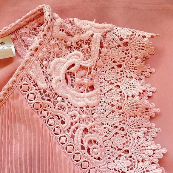 Forgotten Grace Mauve Sleeveless Top has Crocheted Lace Cap Sleeves Plus Size 1X - Picture 2 of 8